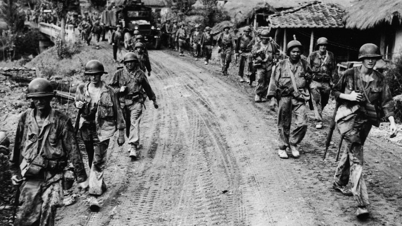 Chiến tranh Triều Tiên bùng nổ năm 1950. Quân Triều Tiên tiến xuống miền Nam và kiểm soát hầu hết phần lãnh thổ miền Nam trong 3 tháng. Liên hợp quốc, dẫn đầu là Mỹ đã nhảy vào can thiệp (ảnh), trong khi Trung Quốc cũng tham gia để bảo vệ miền Bắc. Năm 1953, Hiệp định đình chiến được ký kết. Chiến tranh Triều Tiên bùng nổ năm 1950. Quân Triều Tiên tiến xuống miền Nam và kiểm soát hầu hết phần lãnh thổ miền Nam trong 3 tháng. Liên hợp quốc, dẫn đầu là Mỹ đã nhảy vào can thiệp (ảnh), trong khi Trung Quốc cũng tham gia để bảo vệ miền Bắc. Năm 1953, Hiệp định đình chiến được ký kết.