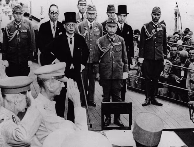 Ngày 2-9-1945, phái đoàn Nhật Bản chính thức ký văn kiện đầu hàng trên tàu USS Missouri, đánh dấu sự kết thúc chính thức của Thế chiến II. Ngày 2-9-1945, phái đoàn Nhật Bản chính thức ký văn kiện đầu hàng trên tàu USS Missouri, đánh dấu sự kết thúc chính thức của Thế chiến II.