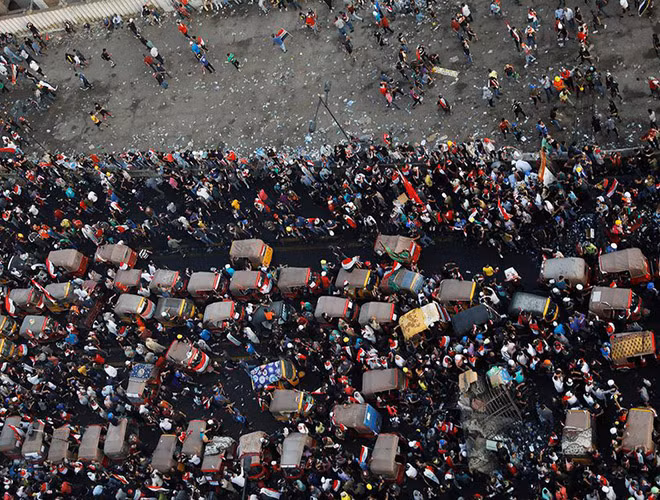 Những người lái xe tuk-tuk đang được ca ngợi như những “người hùng” khi họ mạo hiểm, bất chấp tính mạng của mình lao qua làn đạn hơi cay để giải cứu những người biểu tình bị thương rồi chở miễn phí tới bệnh viện hoặc nơi xe cứu thương không thể chen vào.