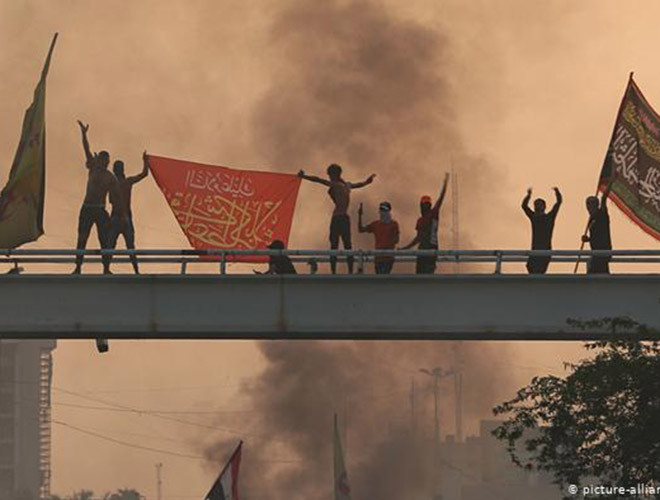 Người biểu tình cũng yêu cầu loại bỏ ảnh hưởng của Iran và giáo sĩ hàng đầu của Iraq cảnh báo các cường quốc nước ngoài đang can thiệp vào các cuộc biểu tình.
