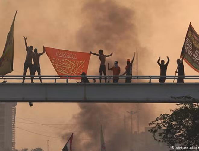 Người biểu tình cũng yêu cầu loại bỏ ảnh hưởng của Iran và giáo sĩ hàng đầu của Iraq cảnh báo các cường quốc nước ngoài đang can thiệp vào các cuộc biểu tình.