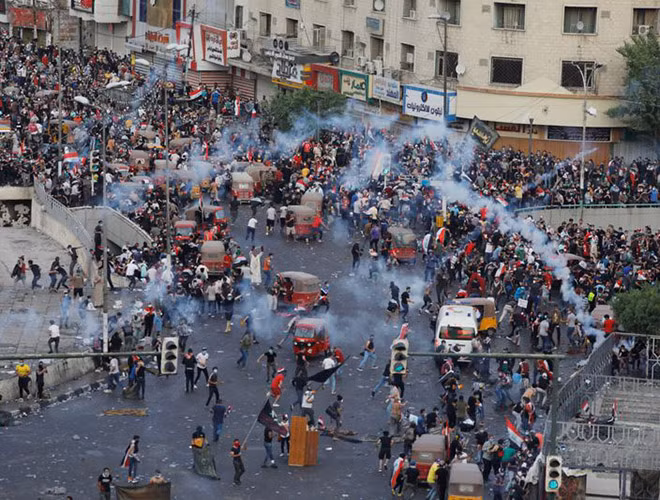 Tuk-tuk có thể dễ dàng len lỏi trong những đoạn đường hẹp hoặc chưa trải nhựa. Chúng có màu sắc rực rỡ, trông thì giống như một món đồ chơi, nhưng khi cần, nó vô cùng cơ động, thậm chí có thể gây sát thương.
