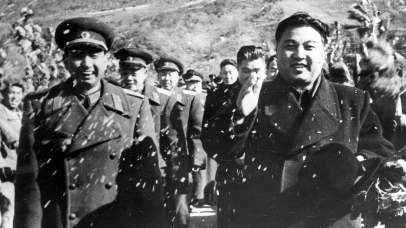 Năm 1948, Liên Xô và Mỹ rời khỏi bán đảo Triều Tiên. Chính quyền được lập ra ở 2 miền Nam – Bắc đều tuyên bố chủ quyền đối với cả bán đảo. Trong ảnh: Ông Kim Il Sung được bầu làm Thủ tướng Cộng hòa Dân chủ Nhân dân Triều Tiên. Năm 1948, Liên Xô và Mỹ rời khỏi bán đảo Triều Tiên. Chính quyền được lập ra ở 2 miền Nam – Bắc đều tuyên bố chủ quyền đối với cả bán đảo. Trong ảnh: Ông Kim Il Sung được bầu làm Thủ tướng Cộng hòa Dân chủ Nhân dân Triều Tiên.