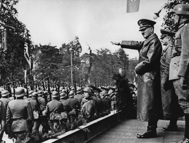 Quốc trưởng Đức quốc xã Adolf Hitler hội quân tại Warsaw, Ba Lan, vào ngày 5-10-1939.