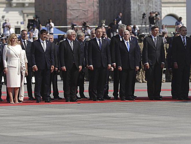 Các tổng thống, quan chức địa phương và người dân đã dành 1 phút mặc niệm để tưởng nhớ khoảng 2.000 nạn nhân.