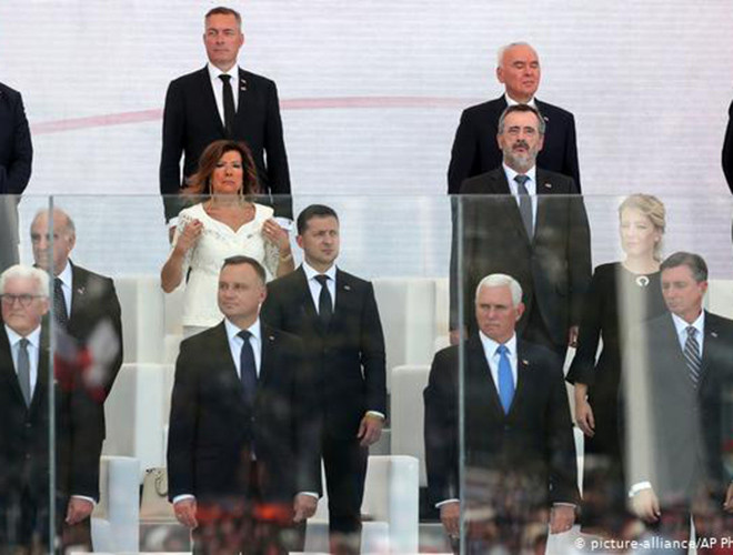 Các nhà lãnh đạo thế giới có mặt tại Warsaw gồm Tổng thống Ba Lan Andrzej Duda và người đồng cấp Đức Frank-Walter Steinmeier, Phó Tổng thống Mỹ Mike Pence và Thủ tướng Đức Angela Merkel…