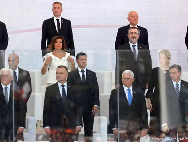 Các nhà lãnh đạo thế giới có mặt tại Warsaw gồm Tổng thống Ba Lan Andrzej Duda và người đồng cấp Đức Frank-Walter Steinmeier, Phó Tổng thống Mỹ Mike Pence và Thủ tướng Đức Angela Merkel… Các nhà lãnh đạo thế giới có mặt tại Warsaw gồm Tổng thống Ba Lan Andrzej Duda và người đồng cấp Đức Frank-Walter Steinmeier, Phó Tổng thống Mỹ Mike Pence và Thủ tướng Đức Angela Merkel…