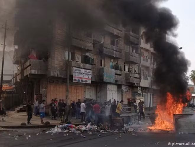 Ước tính 350 người đã bị thương trong cuộc biểu tình hôm 1-11 sau khi lực lượng an ninh bắn đạn cao su và đạn hơi cay nhằm đẩy người biểu tình ra khỏi những cây cầu dẫn đến Vùng Xanh, trụ sở của Chính phủ Iraq.