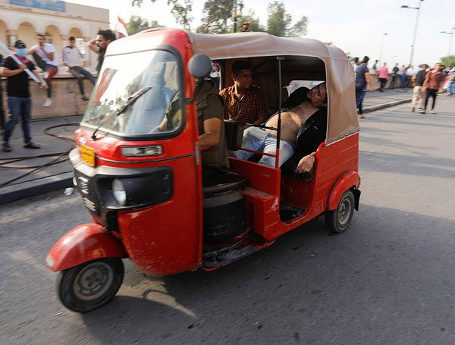 Với đám đông chật cứng trên đường phố, xe cứu thương khó có thể tiếp cận nạn nhân hoặc trở thành mục tiêu cho những tay súng bắn tỉa. Vì vậy, những người lái xe tuk tuk lao thẳng xuống đường để đón người bị hại.