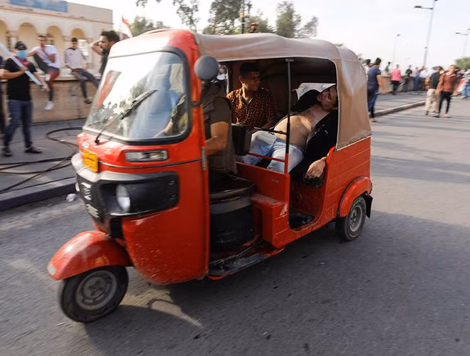 Với đám đông chật cứng trên đường phố, xe cứu thương khó có thể tiếp cận nạn nhân hoặc trở thành mục tiêu cho những tay súng bắn tỉa. Vì vậy, những người lái xe tuk tuk lao thẳng xuống đường để đón người bị hại.