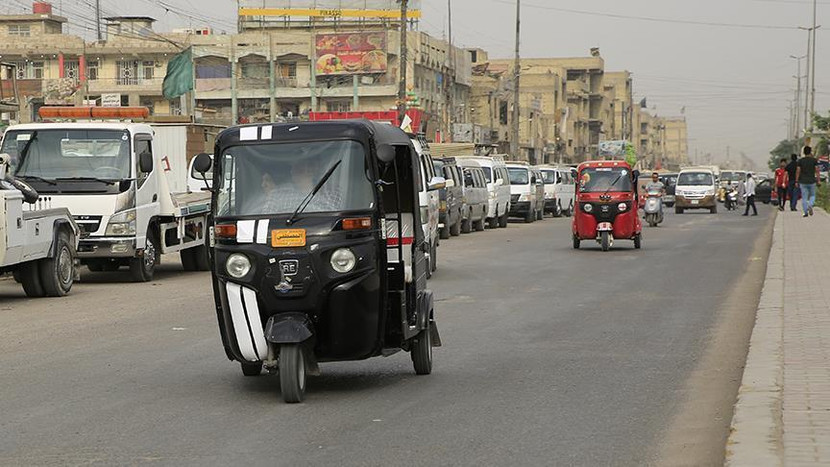 Xe Tuk-tuk xuất hiện Iraq trong vài năm qua như là biện pháp ứng phó với tình trạng tắc nghẽn gia tăng và rẻ hơn taxi. Loại xe 3 bánh chở người này ban đầu hoạt động phổ biến ở Sadr, một trong những khu dân cư lớn nhất và nghèo nhất ở Baghdad