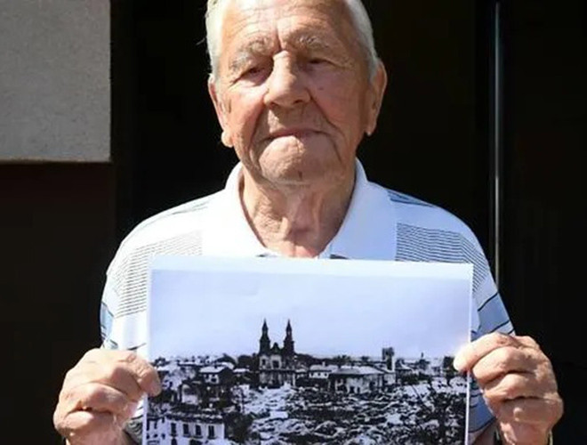 Ông Tadeusz Sierandt, một trong những nhân chứng sống của vụ đánh bom Wielun cùng bức ảnh thị trấn đã bị quân Đức tàn phá