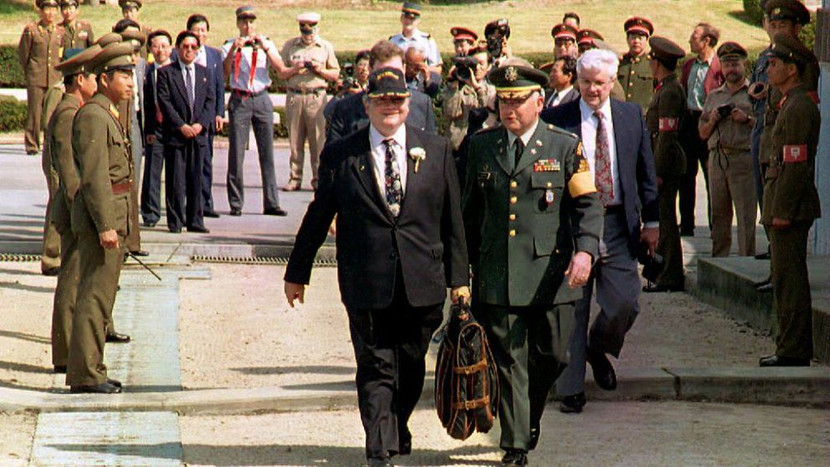 Năm 1991, Chiến tranh Lạnh kết thúc, Triều Tiên và Hàn Quốc tham gia Liên hợp quốc. Các cuộc đàm phán được nối lại. Trong ảnh: Nghị sỹ Mỹ Gary Ackerman được hộ tống sang đất Hàn Quốc sau khi gặp nhà lãnh đạo Triều Tiên Kim Il Sung vào năm 1993. Năm 1991, Chiến tranh Lạnh kết thúc, Triều Tiên và Hàn Quốc tham gia Liên hợp quốc. Các cuộc đàm phán được nối lại. Trong ảnh: Nghị sỹ Mỹ Gary Ackerman được hộ tống sang đất Hàn Quốc sau khi gặp nhà lãnh đạo Triều Tiên Kim Il Sung vào năm 1993.