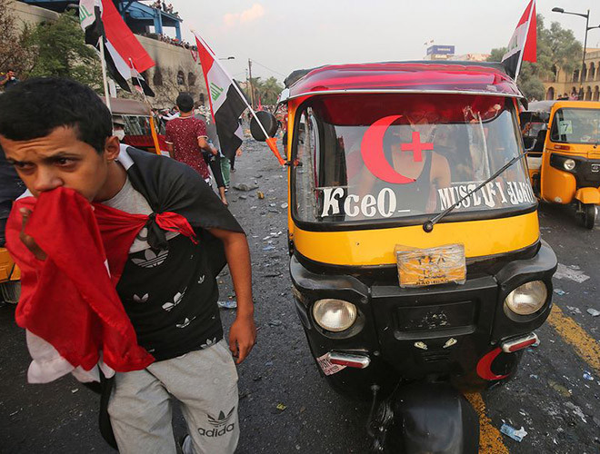 Những người nổi tiếng ở Iraq thậm chí còn chụp ảnh tự sướng với lái xe tuk tuk, và đại diện hàng đầu của Liên hợp quốc tại Iraq, bà Jeanine Hennis-Plasschaert, đã đi trên một chiếc tuk-tuk khi thị sát quảng trường Tahrir hôm cuối tháng 10-2019.