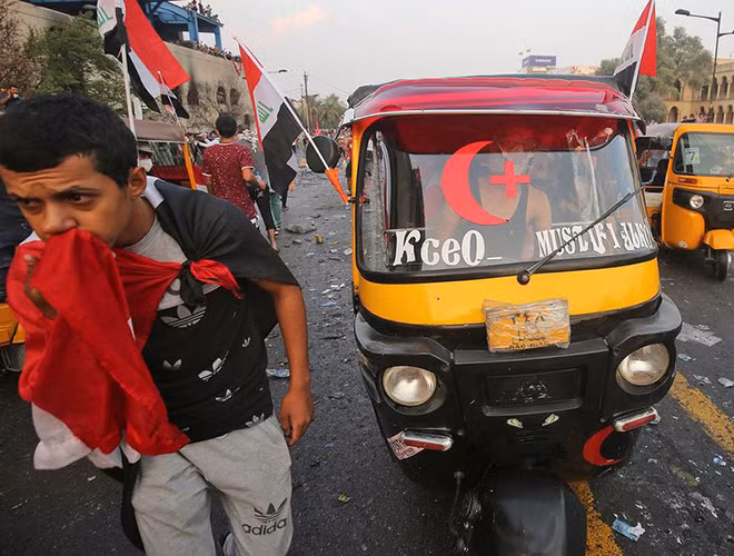 Những người nổi tiếng ở Iraq thậm chí còn chụp ảnh tự sướng với lái xe tuk tuk, và đại diện hàng đầu của Liên hợp quốc tại Iraq, bà Jeanine Hennis-Plasschaert, đã đi trên một chiếc tuk-tuk khi thị sát quảng trường Tahrir hôm cuối tháng 10-2019.