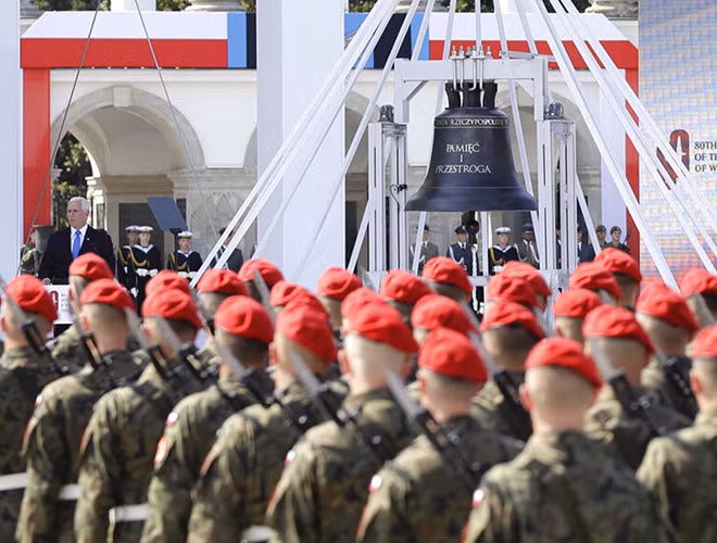 Phó Tổng thống Mỹ Mike Pence cũng khẳng định tiếp tục sát cánh với tất cả các đồng minh NATO Phó Tổng thống Mỹ Mike Pence cũng khẳng định tiếp tục sát cánh với tất cả các đồng minh NATO