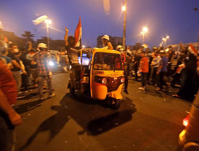 “Tôi không ngại nguy hiểm. Tất cả những gì tôi quan tâm là không để mọi người cảm thấy thất vọng và rất vui khi tham gia vào một việc lớn”, Hussain Ali, một lái xe tuk tuk 19 tuổi nói