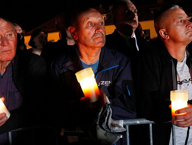 Khán giả cầm nến trên tay tưởng niệm nạn nhân chiến tranh, buổi lễ diễn ra đúng địa điểm và thời gian Đức Quốc xã thả quả bom đầu tiên tại Wielun, Ba Lan ngày 1-9-1939