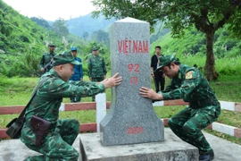 Nơi con sông Hồng chảy vào đất Việt