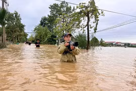 Căng mình tác nghiệp trong bão lũ 