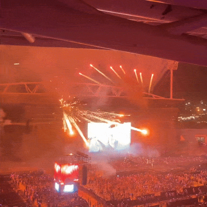 Clip pháo hoa do khán giả ghi lại (nguồn: Kênh 14) Clip pháo hoa do khán giả ghi lại (nguồn: Kênh 14)