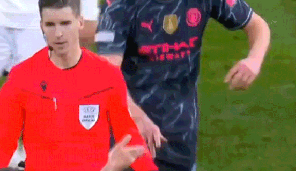 Haaland vô tình "ăn vả" từ trọng tài chính trận Real vs Man City