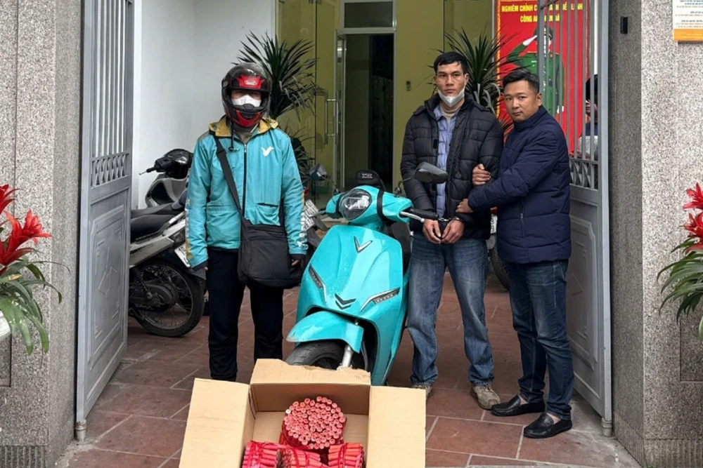 Tuần tra phát hiện "xe ôm công nghệ" chở hơn 7kg pháo nổ