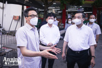 [ẢNH] Lịch trình dày đặc trong buổi kiểm tra chống dịch Covid-19 của Phó Thủ tướng Vũ Đức Đam tại Hà Nội