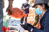 [ẢNH] Xúc động hình ảnh công an, quân đội đội nắng trưa bốc xếp thực phẩm chi viện cho TP. HCM