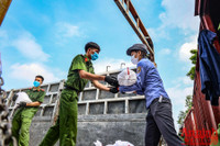[ẢNH] Xúc động hình ảnh công an, quân đội đội nắng trưa bốc xếp thực phẩm chi viện cho TP. HCM