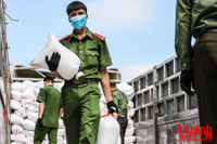 [ẢNH] Xúc động hình ảnh công an, quân đội đội nắng trưa bốc xếp thực phẩm chi viện cho TP. HCM