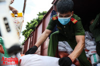 [ẢNH] Xúc động hình ảnh công an, quân đội đội nắng trưa bốc xếp thực phẩm chi viện cho TP. HCM