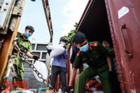 [ẢNH] Xúc động hình ảnh công an, quân đội đội nắng trưa bốc xếp thực phẩm chi viện cho TP. HCM