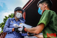 [ẢNH] Xúc động hình ảnh công an, quân đội đội nắng trưa bốc xếp thực phẩm chi viện cho TP. HCM