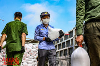 [ẢNH] Xúc động hình ảnh công an, quân đội đội nắng trưa bốc xếp thực phẩm chi viện cho TP. HCM