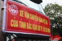 [ẢNH] Xúc động hình ảnh công an, quân đội đội nắng trưa bốc xếp thực phẩm chi viện cho TP. HCM