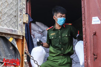 [ẢNH] Xúc động hình ảnh công an, quân đội đội nắng trưa bốc xếp thực phẩm chi viện cho TP. HCM