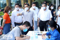 [ẢNH] Lịch trình dày đặc trong buổi kiểm tra chống dịch Covid-19 của Phó Thủ tướng Vũ Đức Đam tại Hà Nội