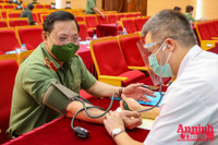 Thứ trưởng Bộ Công an và Giám đốc CATP Hà Nội hiến máu cứu người, chung tay đẩy lùi Covid-19