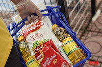 [ẢNH] Cận cảnh “Siêu thị mini 0 đồng’’ đầu tiên ở Hà Nội cho người lao động, sinh viên khó khăn vì giãn cách xã hội