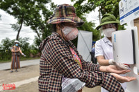 [ẢNH] Cận cảnh “Siêu thị mini 0 đồng’’ đầu tiên ở Hà Nội cho người lao động, sinh viên khó khăn vì giãn cách xã hội