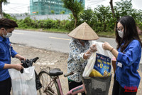 [ẢNH] Cận cảnh “Siêu thị mini 0 đồng’’ đầu tiên ở Hà Nội cho người lao động, sinh viên khó khăn vì giãn cách xã hội