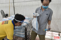 [ẢNH] Cận cảnh “Siêu thị mini 0 đồng’’ đầu tiên ở Hà Nội cho người lao động, sinh viên khó khăn vì giãn cách xã hội