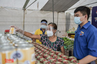 [ẢNH] Cận cảnh “Siêu thị mini 0 đồng’’ đầu tiên ở Hà Nội cho người lao động, sinh viên khó khăn vì giãn cách xã hội