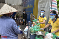 [ẢNH] Cận cảnh “Siêu thị mini 0 đồng’’ đầu tiên ở Hà Nội cho người lao động, sinh viên khó khăn vì giãn cách xã hội