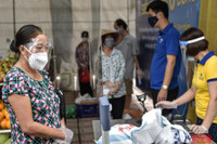 [ẢNH] Cận cảnh “Siêu thị mini 0 đồng’’ đầu tiên ở Hà Nội cho người lao động, sinh viên khó khăn vì giãn cách xã hội