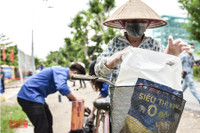 [ẢNH] Cận cảnh “Siêu thị mini 0 đồng’’ đầu tiên ở Hà Nội cho người lao động, sinh viên khó khăn vì giãn cách xã hội