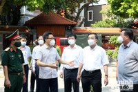 [ẢNH] Lịch trình dày đặc trong buổi kiểm tra chống dịch Covid-19 của Phó Thủ tướng Vũ Đức Đam tại Hà Nội