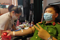 Thứ trưởng Bộ Công an và Giám đốc CATP Hà Nội hiến máu cứu người, chung tay đẩy lùi Covid-19