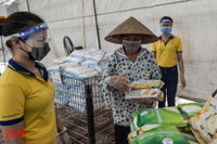 [ẢNH] Cận cảnh “Siêu thị mini 0 đồng’’ đầu tiên ở Hà Nội cho người lao động, sinh viên khó khăn vì giãn cách xã hội